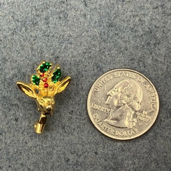 Christmas Pin Brooch Reindeer Head Gold Holly Red Green Enamel Vintage - Picture 1 of 6